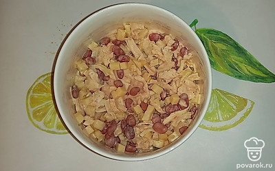 Салат можно подать к мясным блюдам.