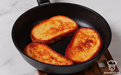 Выложите ломтики на сковороду и обжарьте с обеих сторон до румяности.