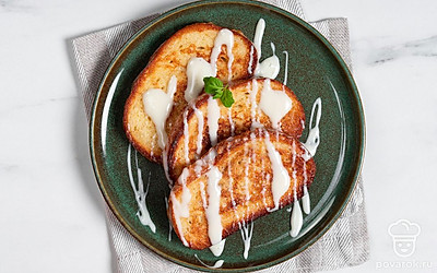 Подавайте гренки со сгущенкой.