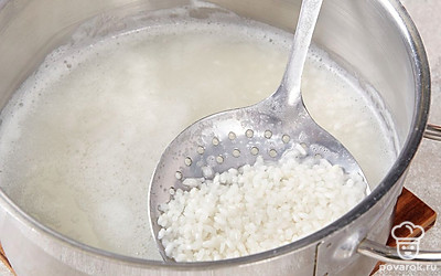 Рис выложите в кастрюлю с подсоленной водой. Дождитесь кипения и отварите крупу до готовности в течение 20-25 минут.