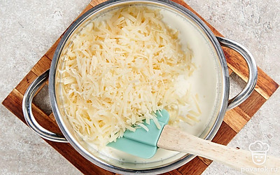 Натрите сыр на средней терке. Сливки перелейте в ковшик или кастрюльку, поставьте на огонь и добавьте в них тертый сыр. Помешивайте, пока он не расплавится.