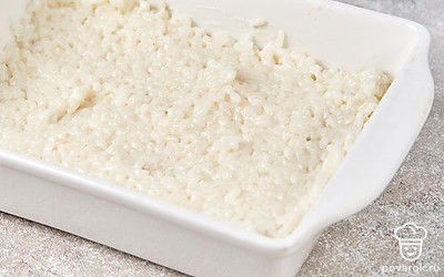 Выложите рис в форму, утрамбуйте и поставьте в холодильник.