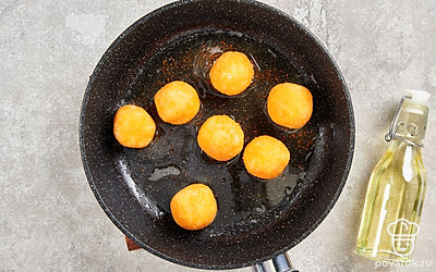 Насыпьте на рабочую поверхность муку и отдельно — панировочные сухари. Яйцо разбейте в блюдце. Обваляйте шарики в муке, обмакните в яйцо, обсыпьте панировочными сухарями.