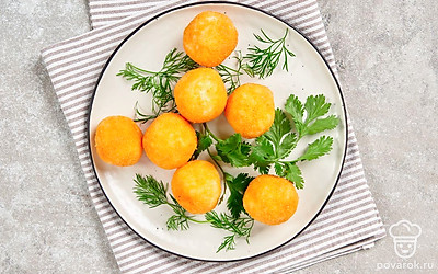 Выложите рисовые шарики на широкое красивое блюдо и подайте на стол.