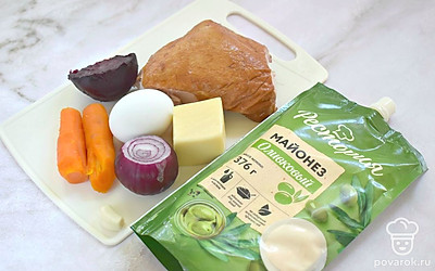 Подготовьте все ингредиенты. Заранее отварите для куриные яйца, морковку и свеклу. После варки ингредиенты остудите и почистите. Почистите красный лук и чеснок. 