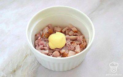 Нарежьте копченую курицу небольшими кусочками и выложите в салатник первым слоем. Смажьте слой майонезом. 