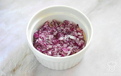 Красный лук нарежьте кубиком, выложите сверху. 