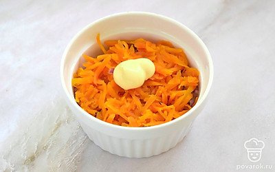 Вареную морковку натрите на терке, выложите на лук и смажьте майонезом. 