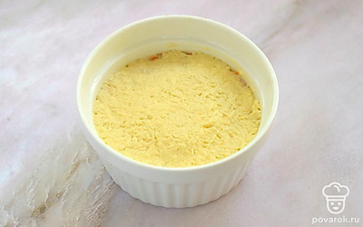 В отдельную миску натрите сыр. Добавьте к нему измельченный чеснок и столовую ложку майонеза. Перемешайте. Сырную массу выложите на слой из моркови и разровняйте. 