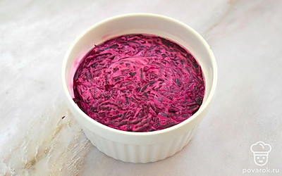 Следующий слой – тертая свекла. Смажьте его майонезом. 