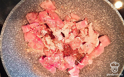 Куриное филе нарежьте кубиками. Обжарьте со специями. Добавьте сухой чеснок.