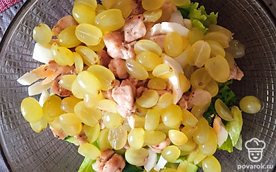 Виноград разрежьте пополам. Отправьте в салатницу и заправьте все майонезом.