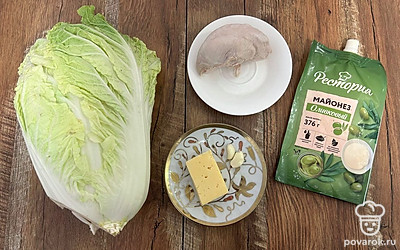 Подготовьте все ингредиенты. Куриное филе заранее отварите в подсоленной воде.