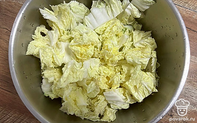 Пекинскую капусту хорошо помойте. Нарежьте небольшими кусочками. Переложите в миску.