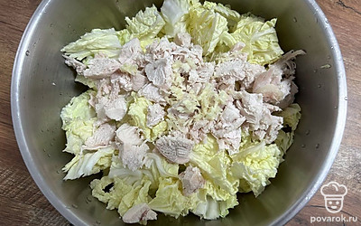 Куриное филе нарежьте кубиком, а чеснок натрите на мелкой терке. Добавьте в миску к капусте.