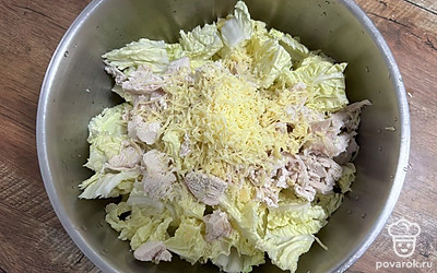 Сыр натрите на мелкой терке, переложите в миску. Тщательно перемешайте.