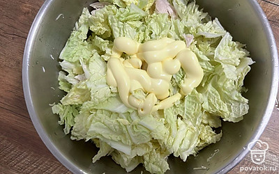 Заправьте салат майонезом. Дайте постоять 30 минут.