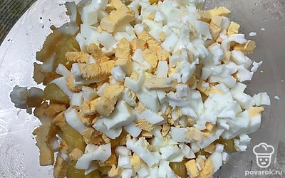 Варите яйца 10 минут, остудите, почистите и мелко нарежьте.