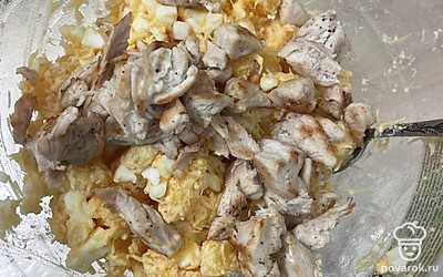 Курицу отварите. Мелко нарежьте.