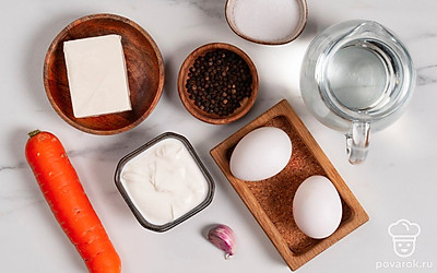 Яйца хорошо промойте и обсушите. Морковь и чеснок вымойте и очистите. Подготовьте сотейник и терку.