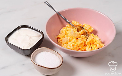 Добавьте в начинку сметану, соль и измельченный чеснок. Тщательно перемешайте.