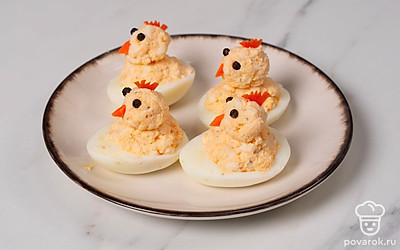 Из горошинок перца сделайте «цыплятам» глазки. Из сырой моркови вырежьте хохолки и клювы. Добавьте их к блюду.