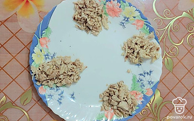 Куриную грудку мелко нарезать. Выложить на блюдо секторами.