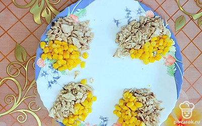 С консервированной кукурузы слить жидкость, выложить на блюдо секторами.