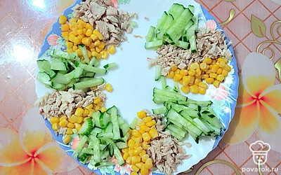 Огурец нарезать соломкой, выложить на блюдо секторами.