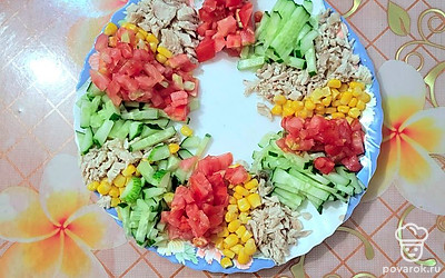 Помидор нарезать небольшими кусочками, выложить на блюдо секторами.