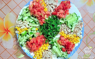 В центр выложить нарезанную зелень петрушки. 