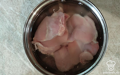 Отварите в подсоленной воде куриное мясо.
