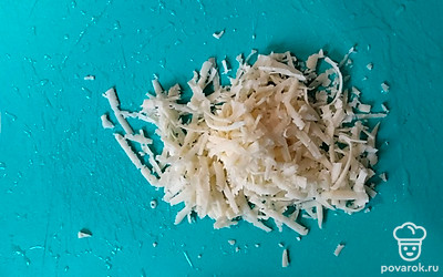 Натрите сыр на терке. 