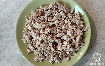 Нарежьте остывшее мясо маленькими кусочками. 