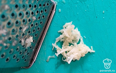 Натрите чеснок на терке. 