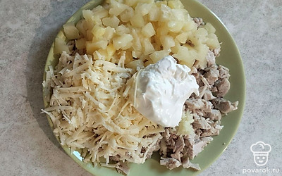 Соедините все ингредиенты. Добавьте соль и сметану. Перемешайте. 