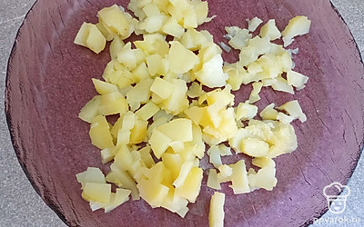 Вареный картофель нарежьте кубиками.