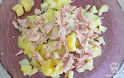 Добавьте нарезанное и заранее отваренное куриное филе.