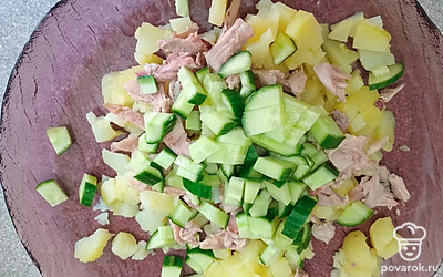 Добавьте нарезанный кубиками огурец.