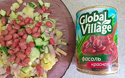 Добавьте консервированную красную фасоль.