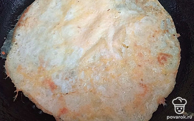 Яйцо взбейте вилкой и вылейте на сковороду, смазанную растительным маслом. Обжарьте яичный блинчик с двух сторон по 30 секунд.