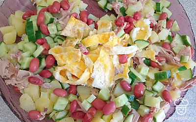 Нарежьте и добавьте яичный блинчик в салат. 