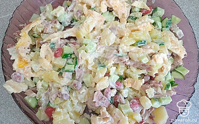 Салат посолите и перемешайте.