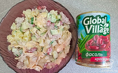 Подавайте салат на обед или ужин. Можно подать на праздничный стол.