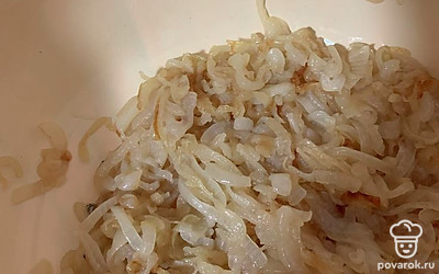 Лук репчатый помойте, очистите, нарежьте тонкими полукольцами. Обжарьте на сковородке в растительном масле. Далее выложите в дуршлаг.