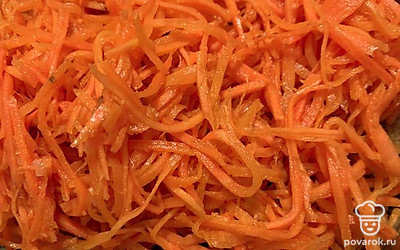 Корейскую морковь немного отожмите от лишней жидкости, если такая имеется. Тоже добавьте к остальным ингредиентам. Все тщательно перемешайте.