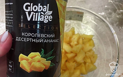 Вылейте сок из банки с ананасами. 