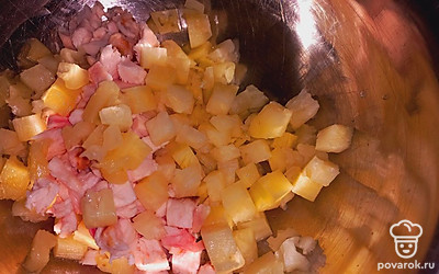 Куриную грудку нарежьте мелким кубиком. Отварите картошку и нарежьте кубиком.