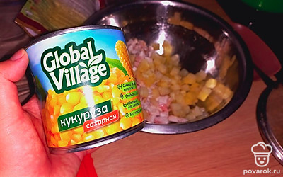 Отварите яйца. Откройте кукурузу, слейте весь рассол. 