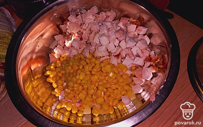 Добавьте кукурузу к остальным ингредиентам.